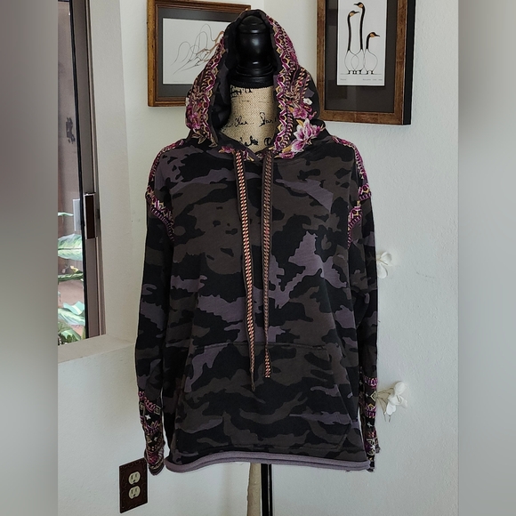Johnny Was Hooded Camouflage Embroidered Sweatshirt Sz L - Picture 1 of 9